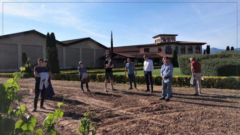 La Junta directiva de la Asociación con el gerente y el enólogo de Bodegas Altanza, que acogió la primera reunión tras el periodo de confinamiento